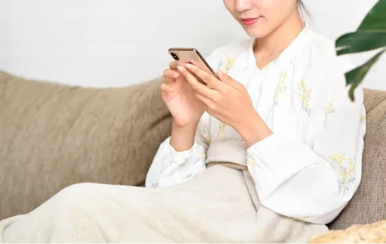 スマートフォンで予約する様子