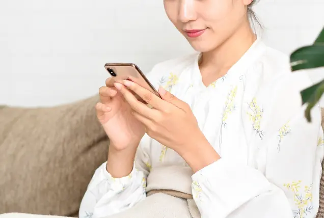 スマートフォンで順番待ち予約をする様子